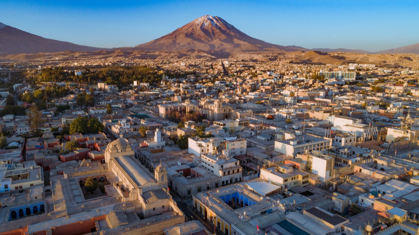 Arequipa e o vulcão Misti ao amanhecer