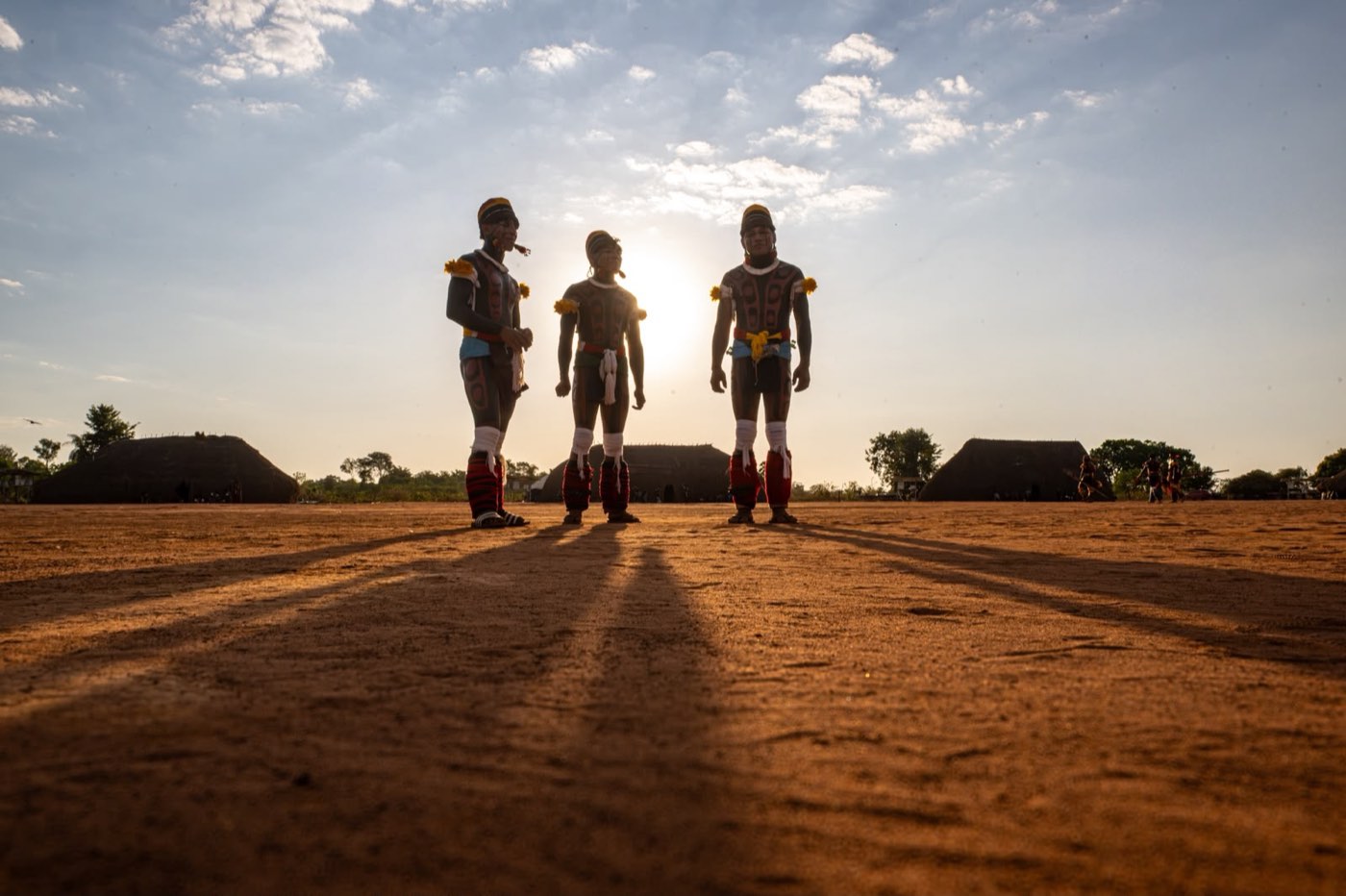 Jovens do Alto Xingu ao entardecer na aldeia